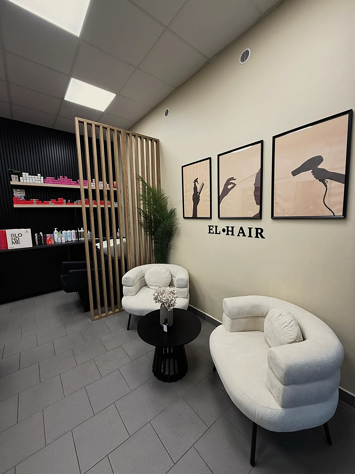 Čekárna salonu El Hair s bílými křesly